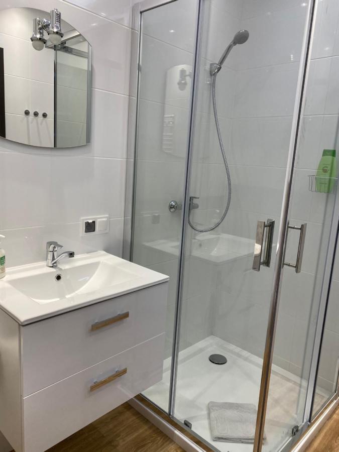 2 Tyskie Apartamenty Z Ogrodkiem Tychy Bagian luar foto