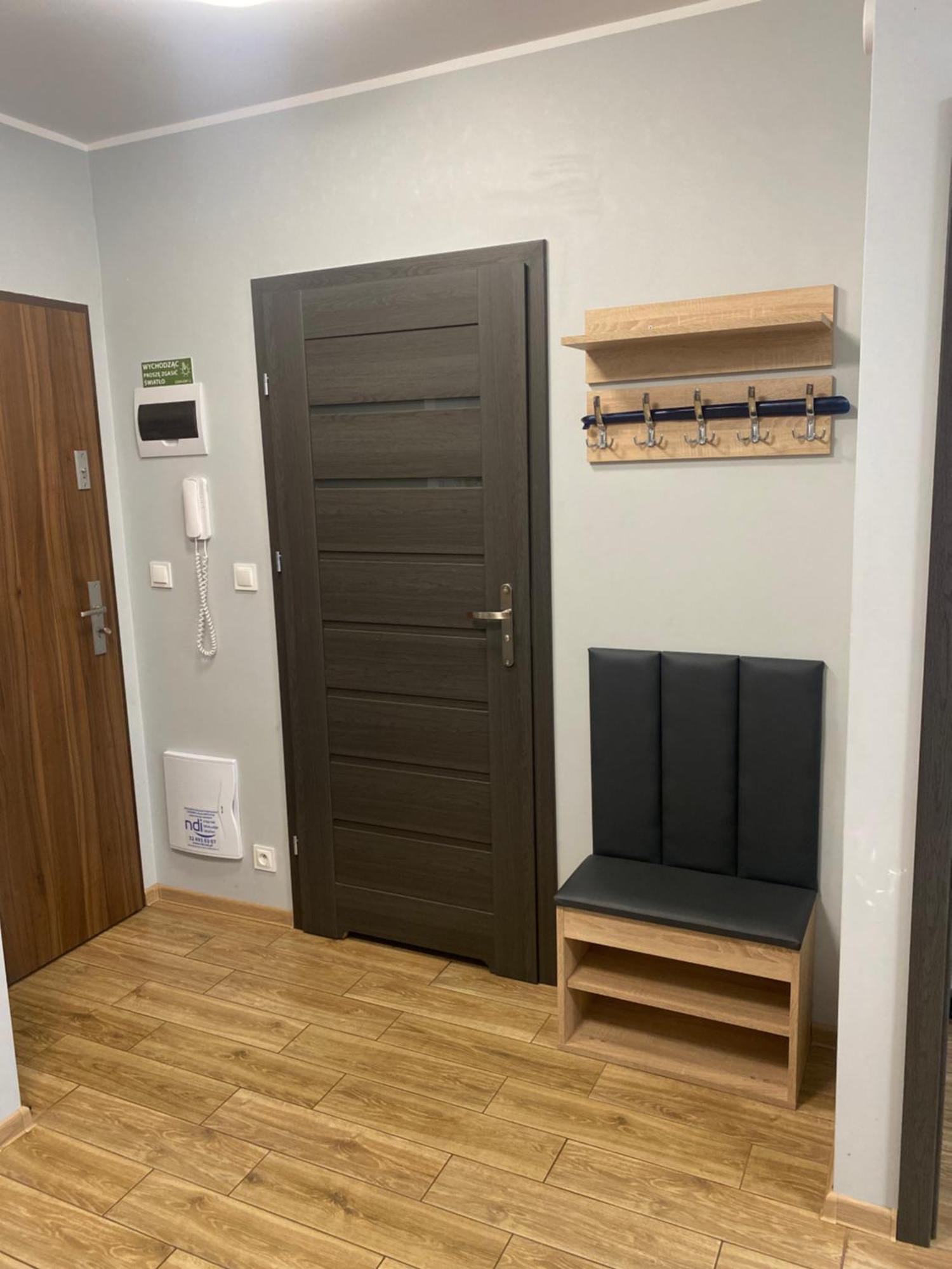 2 Tyskie Apartamenty Z Ogrodkiem Tychy Bagian luar foto